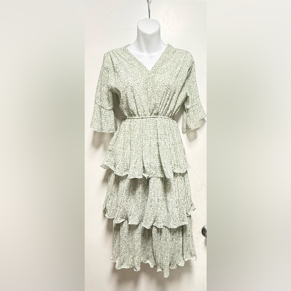 Dresses & Skirts - Floral Ruffle Dress Size S